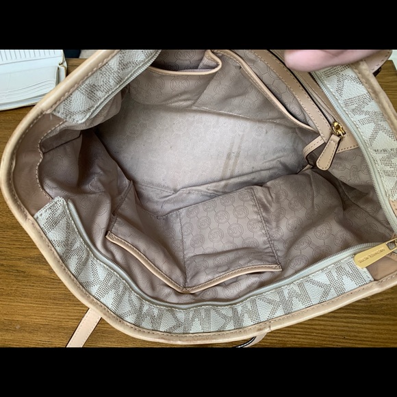 Michael Kors Purse - Picture 4 of 8